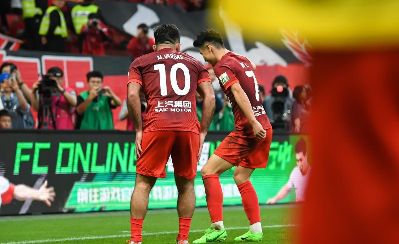 三亿体育入口 -转会期英超焦点战，新疆广汇绝杀压哨，气氛紧张，轮换策略成焦点(新疆广汇男篮俱乐部周琦事件)