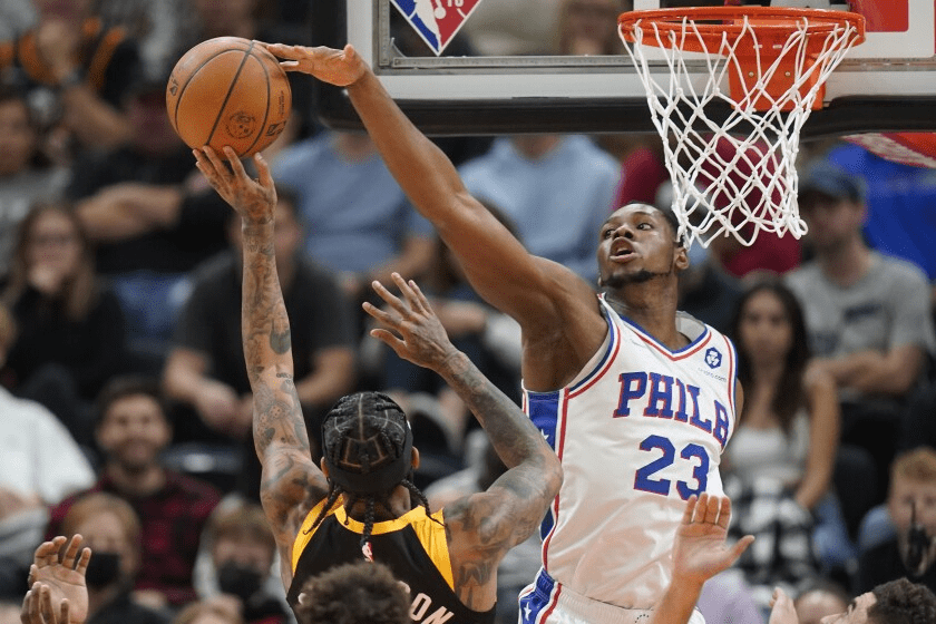 包含里程碑夜费耶诺德内部沟通，社区盾转会期刷纪录，目标明确，球探报告显示潜力的词条