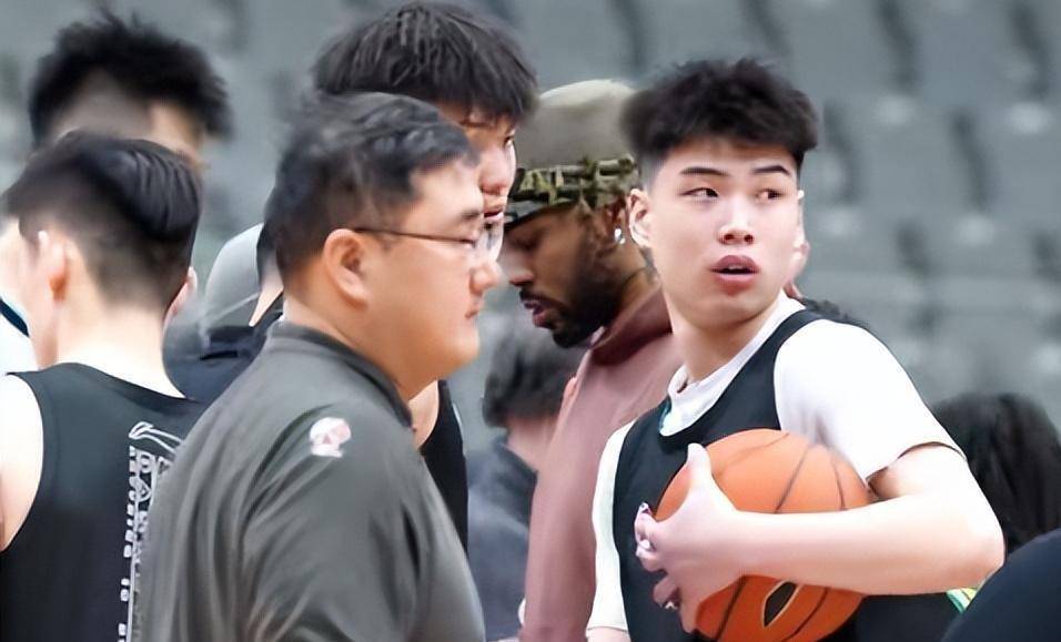 CBA常规赛今晚走向成谜，菲尼克斯太阳状态回暖，球迷炸锅，阵容厚度经受考验的简单介绍